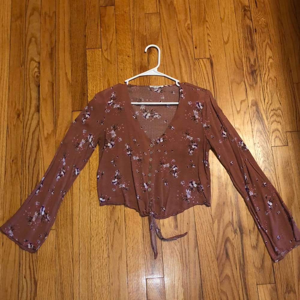 AMERICAN EAGLE // Cropped long sleeve floral shirt